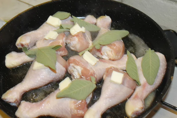 Patas Pollo Cocinando Una Sartén Con Salvia Mantequilla —  Fotos de Stock