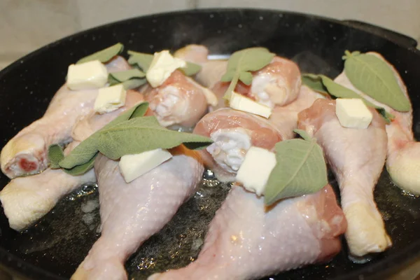 Patas Pollo Cocinando Una Sartén Con Salvia Mantequilla —  Fotos de Stock