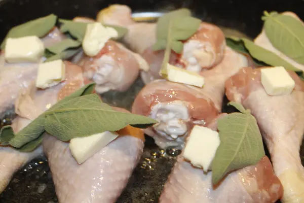 Patas Pollo Cocinando Una Sartén Con Salvia Mantequilla —  Fotos de Stock