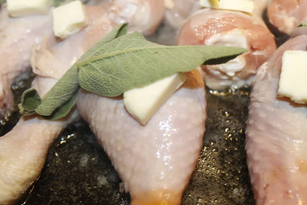 Hühnerkeulen Kochen Einer Pfanne Mit Salbei Und Butter — Stockfoto