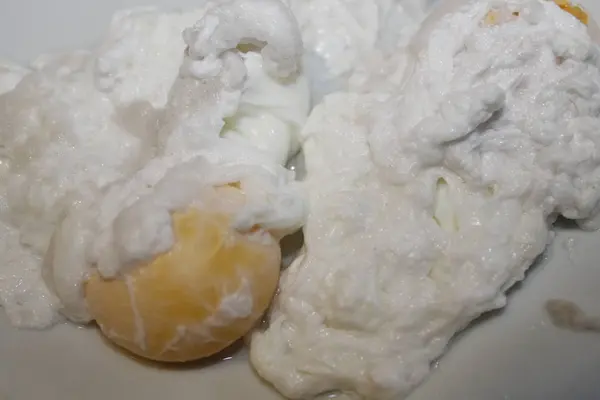 Два Яйца Фреш Пашот Белой Тарелке — стоковое фото