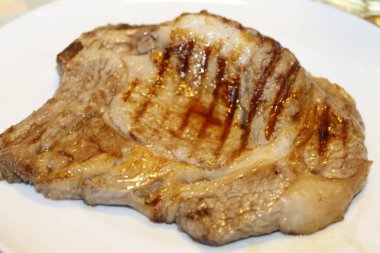 ızgarada pişmiş sığır eti biftek