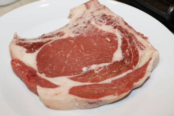 접시에 쇠고기 — 스톡 사진