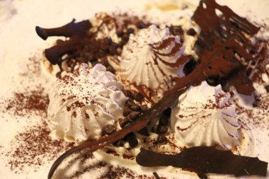 Çikolata krema ve sağlıklı gıda ile Beze kek