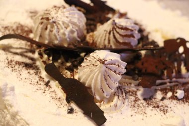 Çikolata krema ve sağlıklı gıda ile Beze kek