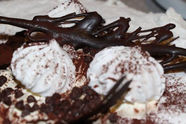 Çikolata krema ve sağlıklı gıda ile Beze kek