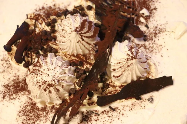 Çikolata Krema Sağlıklı Gıda Ile Beze Kek — Stok fotoğraf