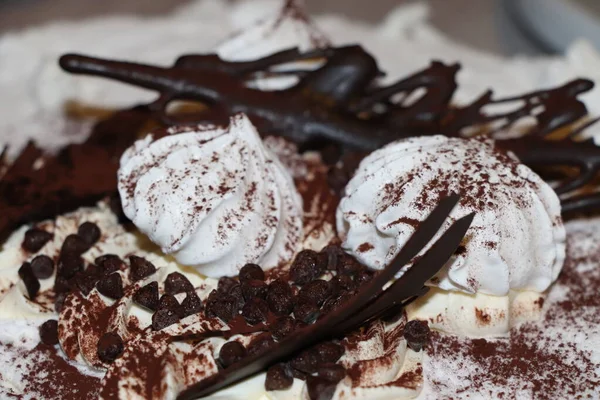 チョコレートクリームと健康食品のメレンゲケーキ — ストック写真