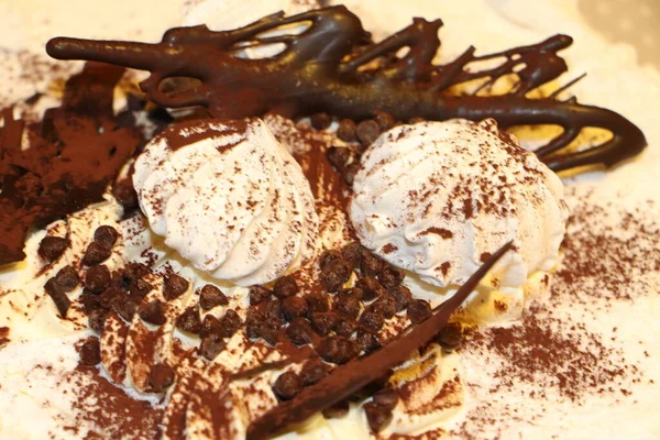 チョコレートクリームと健康食品のメレンゲケーキ — ストック写真