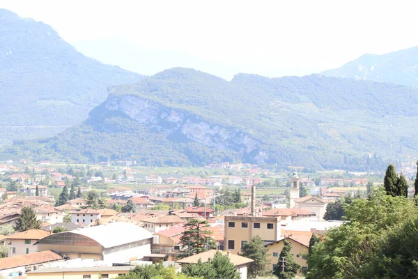 意大利丘陵之间的一个古老的小村庄的景观 — 图库照片