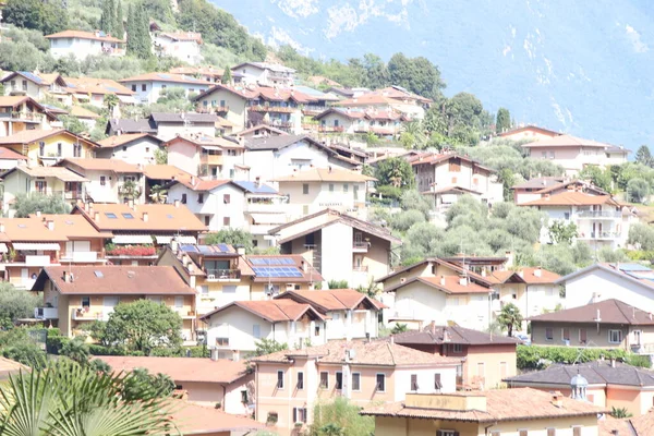 意大利丘陵之间的一个古老的小村庄的景观 — 图库照片