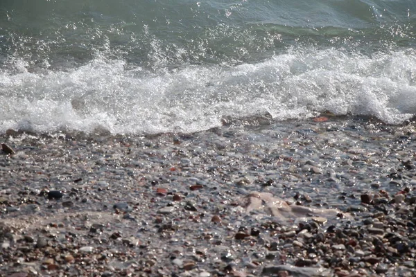 Крупный План Волны Каменистом Пляже Озере — стоковое фото