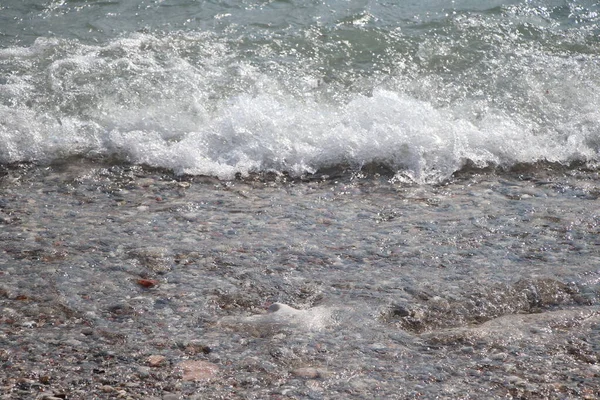湖上石滩上波浪的特写 — 图库照片