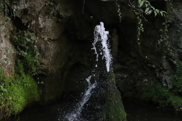 Flujo Agua Una Fuente Natural — Foto de Stock
