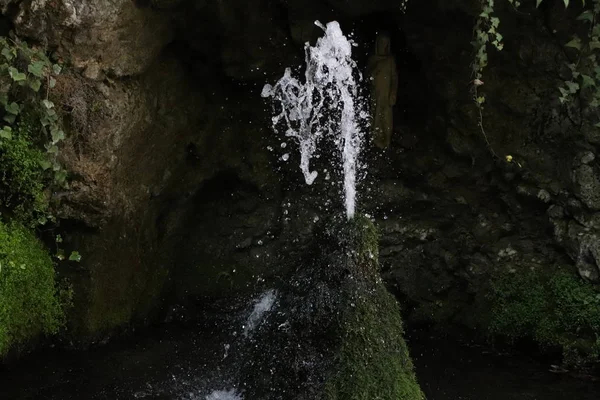 Flujo Agua Una Fuente Natural — Foto de Stock