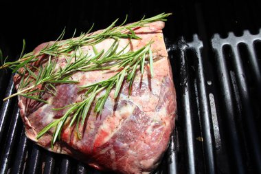 Biberiyeli biftek ızgarada.