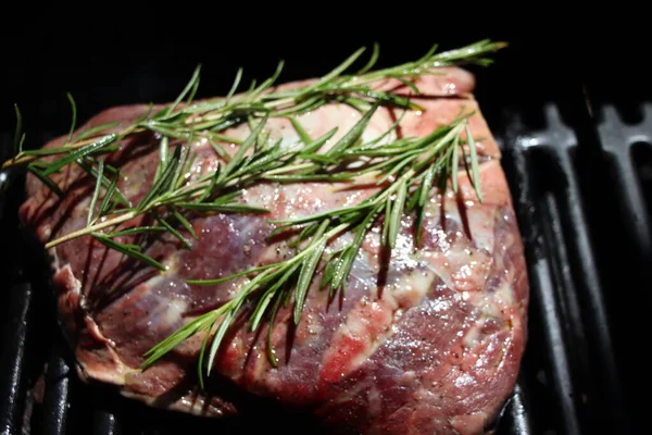 グリルでローズマリー調理と牛肉のステーキ — ストック写真