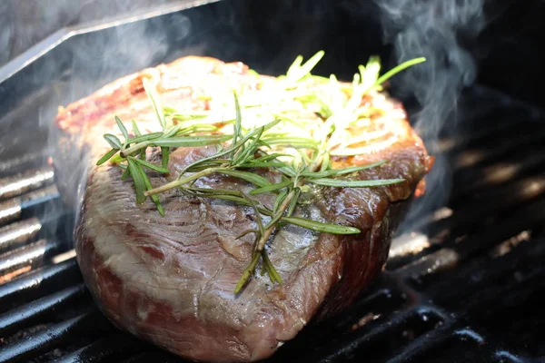 グリルでローズマリー調理と牛肉のステーキ — ストック写真