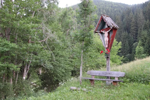 山の中の小さな木の十字架 — ストック写真