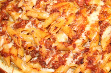 Ev yapımı İtalyan yemeği, peynirli makarna. Tabakta makarna.