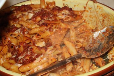 Ev yapımı İtalyan yemeği, peynirli makarna. Tabakta makarna.