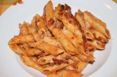 Ev yapımı İtalyan yemeği, peynirli makarna. Tabakta makarna.