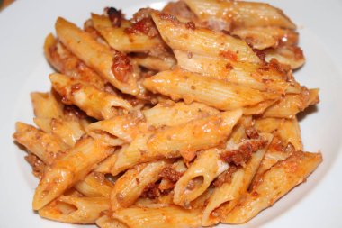 Ev yapımı İtalyan yemeği, peynirli makarna. Tabakta makarna.