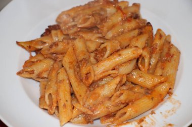 Ev yapımı İtalyan yemeği, peynirli makarna. Tabakta makarna.