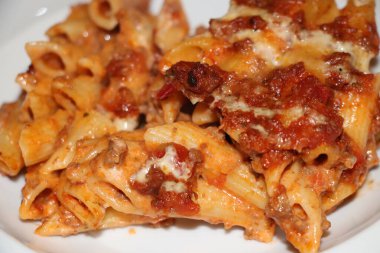 Ev yapımı İtalyan yemeği, peynirli makarna. Tabakta makarna.