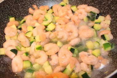 kabak ve karides sosu bir tavada