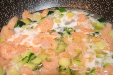 kabak ve karides sosu bir tavada