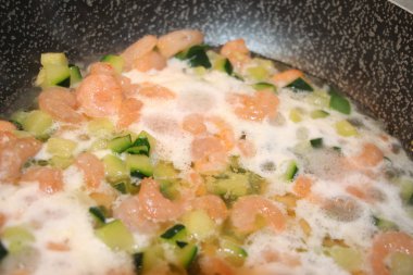 kabak ve karides sosu bir tavada