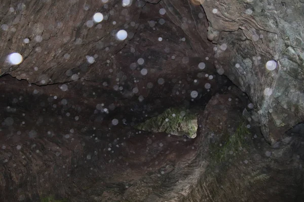 Las Gotas Fluyen Sobre Una Roca Salpicaduras Cascadas — Foto de Stock