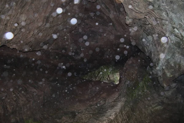 Die Tropfen Fließen Auf Einem Felsen Spritzer Von Wasserfällen Stockfoto