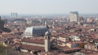 Bir Brescia, şehir Kuzey İtalya'daki havadan görünümü