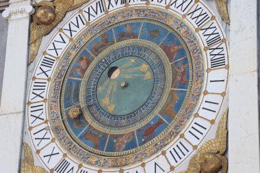İtalya, Brescia 'da tarihi astronomik saati olan saat kulesi.