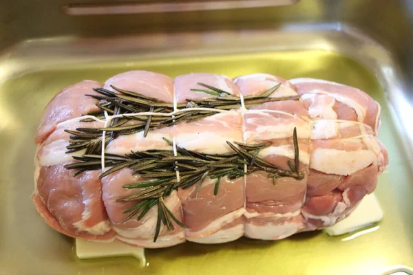 Rohes Fleisch Ein Großes Stück Rindfleisch Mit Rosmarin — Stockfoto