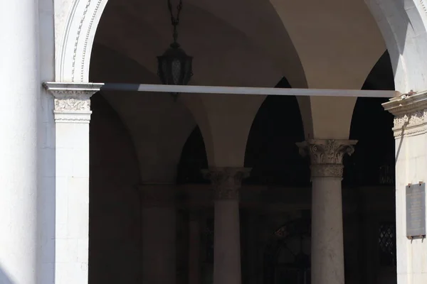 Starożytne Marmurowe Kolumny Zabytkowym Budynku Brescia Włoszech — Zdjęcie stockowe