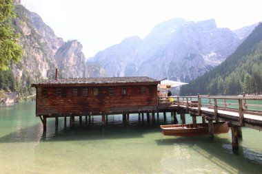 Braies Gölü 'ndeki ahşap kulübe, Dolomitler, İtalya