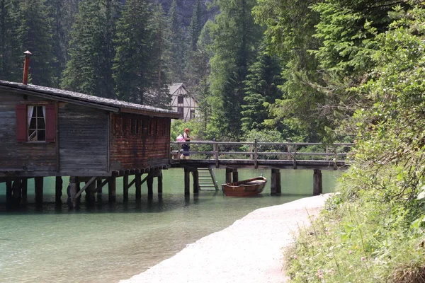 湖の上の木造小屋線 ドロマイト イタリア — ストック写真