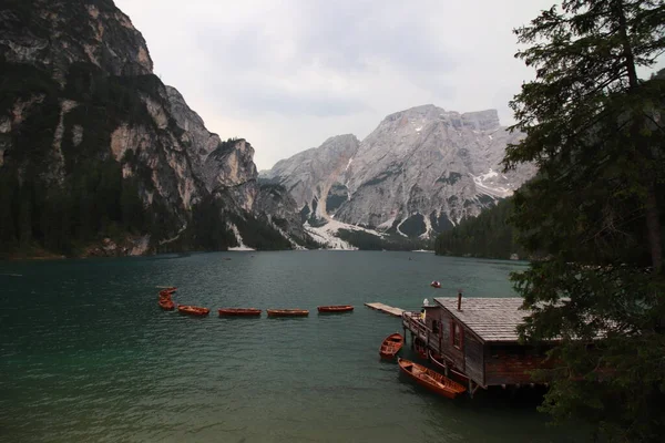 Drewniana Chatka Nad Jeziorem Braies Dolomity Włochy — Zdjęcie stockowe