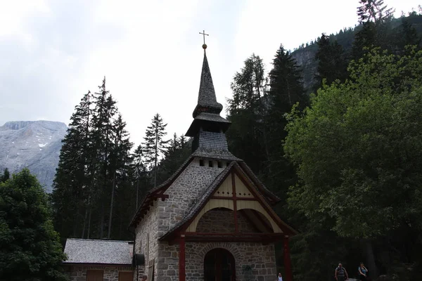 Alpejska Sceneria Małą Kaplicą Nad Jeziorem Braies Alpy Dolomitowe Tyrol — Zdjęcie stockowe