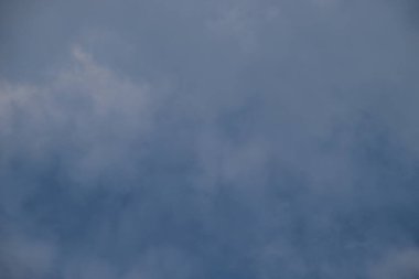 Mavi gökyüzüne karşı fantastik yumuşak beyaz bulutlar