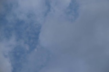 Mavi gökyüzüne karşı fantastik yumuşak beyaz bulutlar