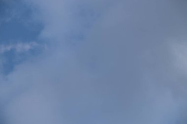 Mavi gökyüzüne karşı fantastik yumuşak beyaz bulutlar