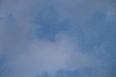 Mavi gökyüzüne karşı fantastik yumuşak beyaz bulutlar