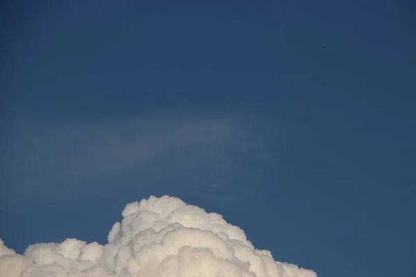 蔚蓝的天空映衬着美丽柔和的白云 — 图库照片