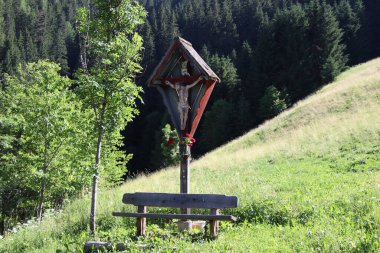 Dağlarda küçük tahta haç