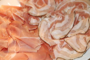 Salam, jambon ve pastırmayla karıştırılmış salam.