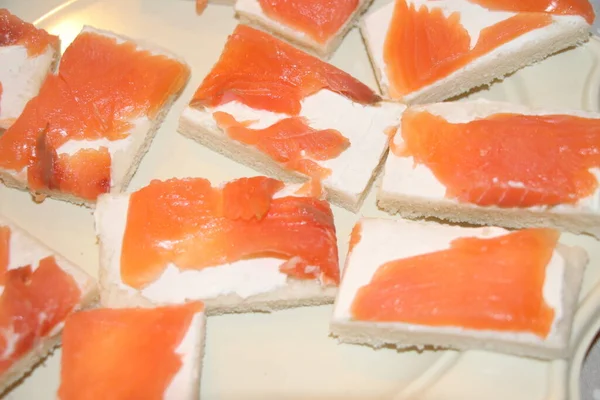 Canapés Salmão Defumado Norueguês Com Queijo Creme — Fotografia de Stock